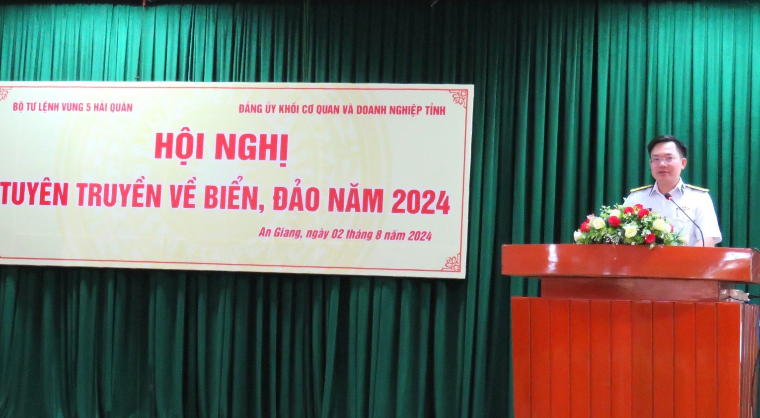 Thiếu tá Vũ Văn Khương - Trưởng Ban Tuyên huấn Vùng 5 Hải quân tuyên truyền tại Hội nghị